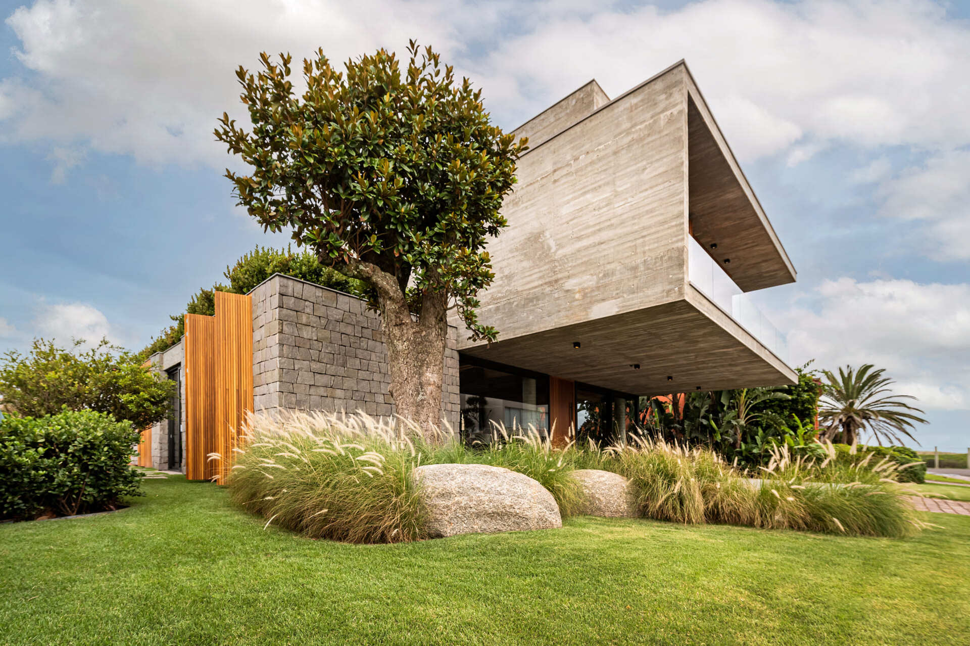 Brutalismo em alta: A atemporalidade do concreto aparente na Mayresse Arquitetura