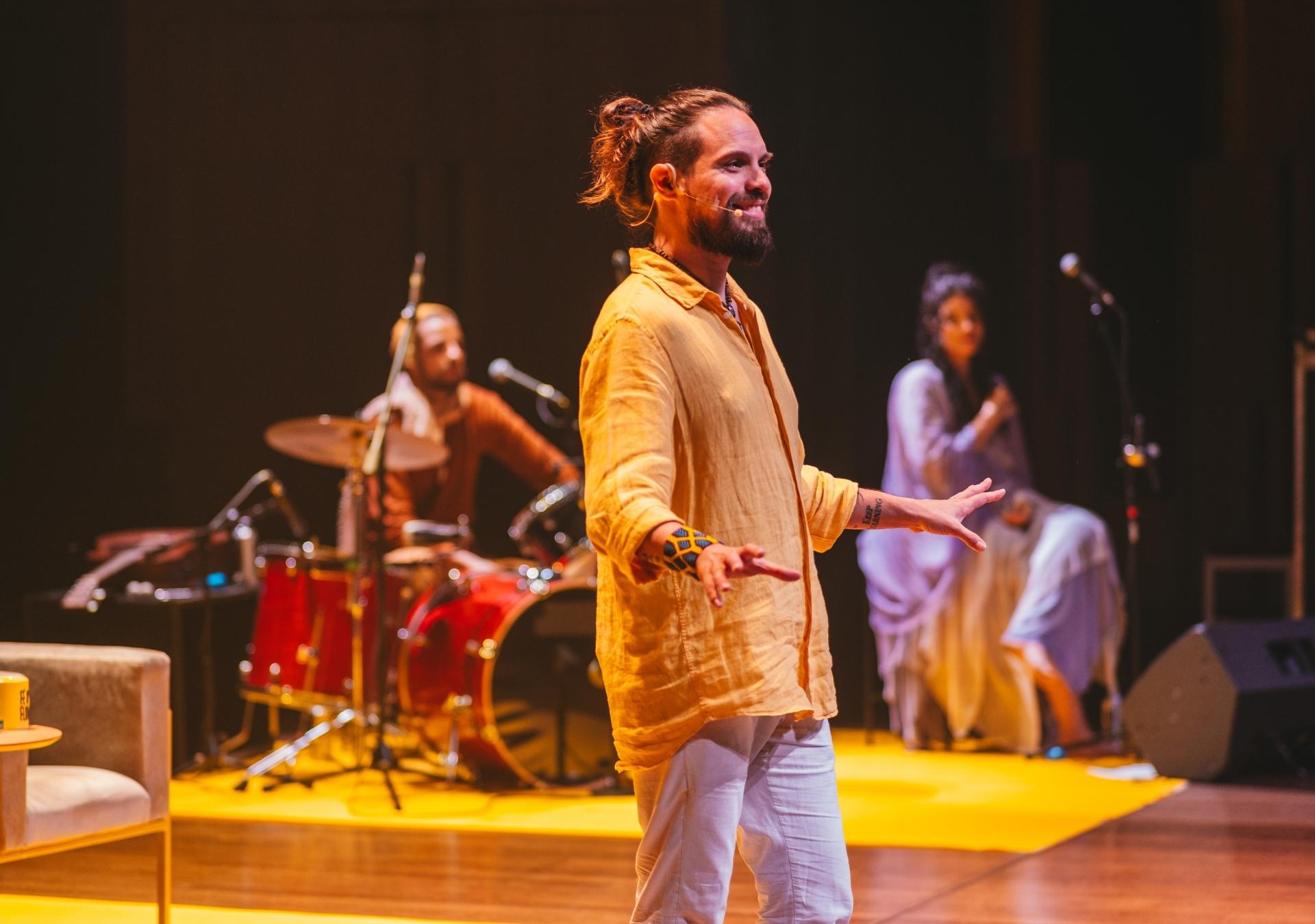 Fé no Flow: Murilo Gun une humor e autoconhecimento em novo espetáculo