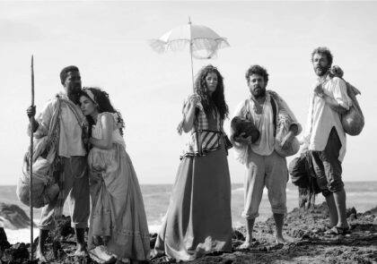 Paulo Azevedo com Anabela Moreira, Allex Miranda, Miguel Damião e Kim Ostrowskij em “Sobreviventes”, de José Barahona - Foto Divulgação