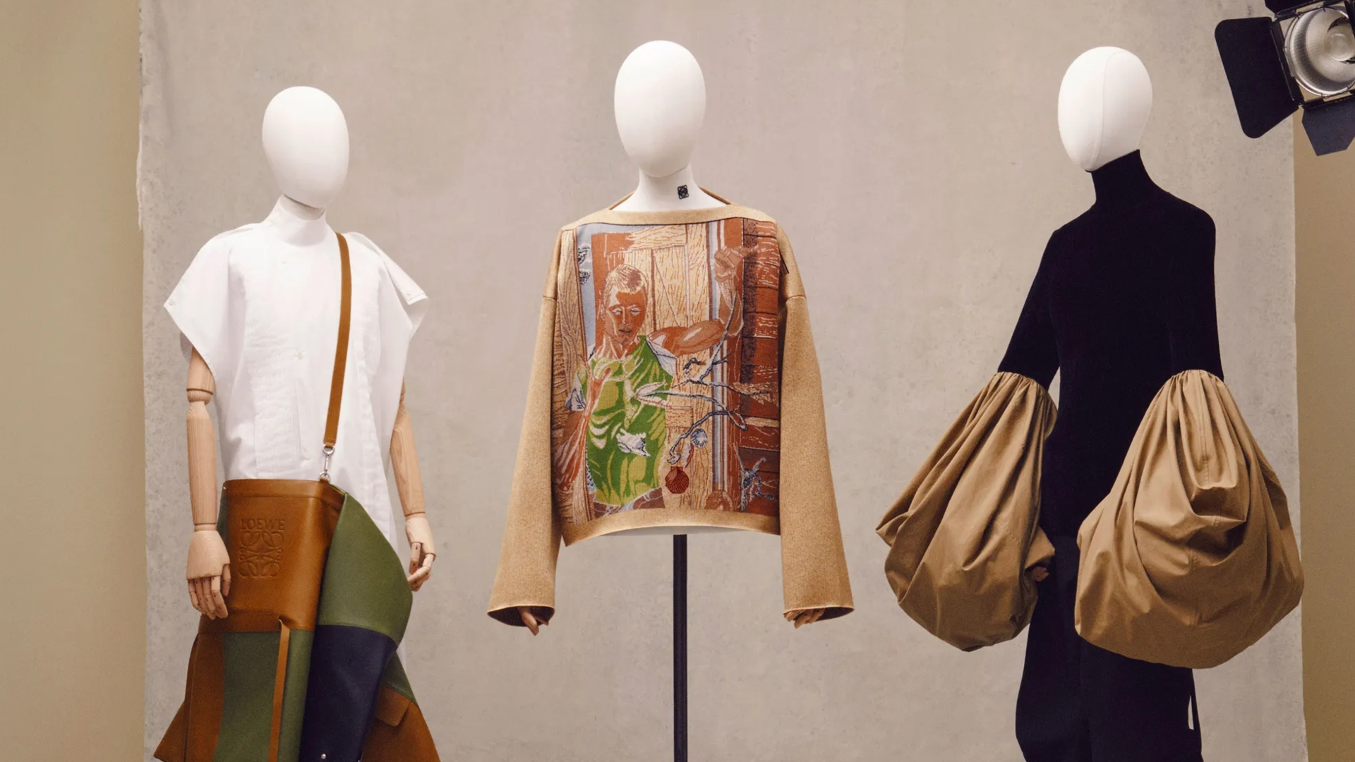 Loewe supera Miu Miu e assume liderança de lista de marcas mais quentes do momento
