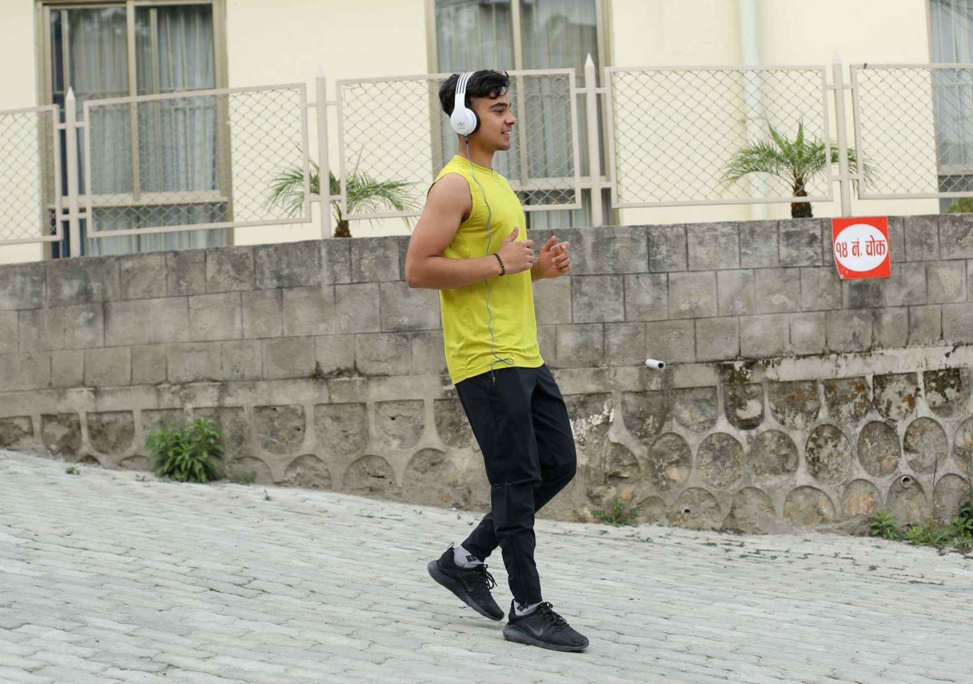 Caminhar para trás na esteira? Conheça os benefícios e os cuidados da retro walking