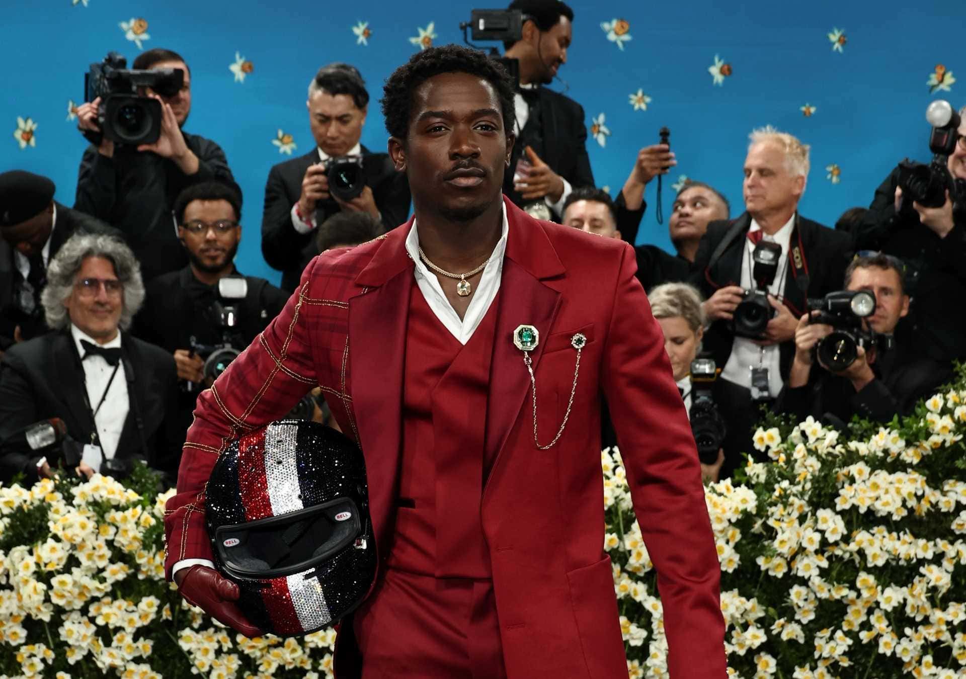 Estilo e espetáculo: Damson Idris chega ao Met Gala 2025 em carro de corrida e rouba os holofotes
