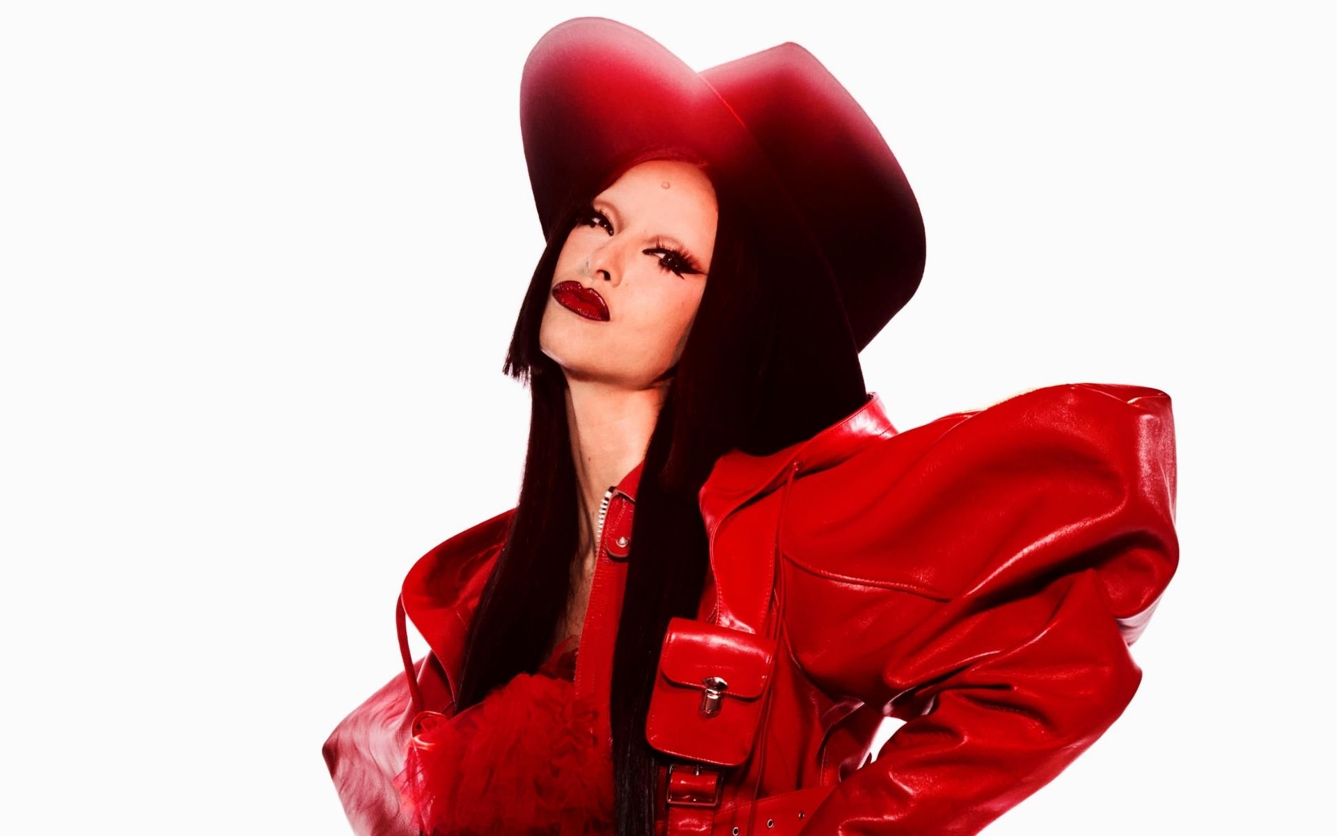 Sabrina Sato cruza o país e aposta em look dramático para o show de Lady Gaga, que acontece hoje no Rio