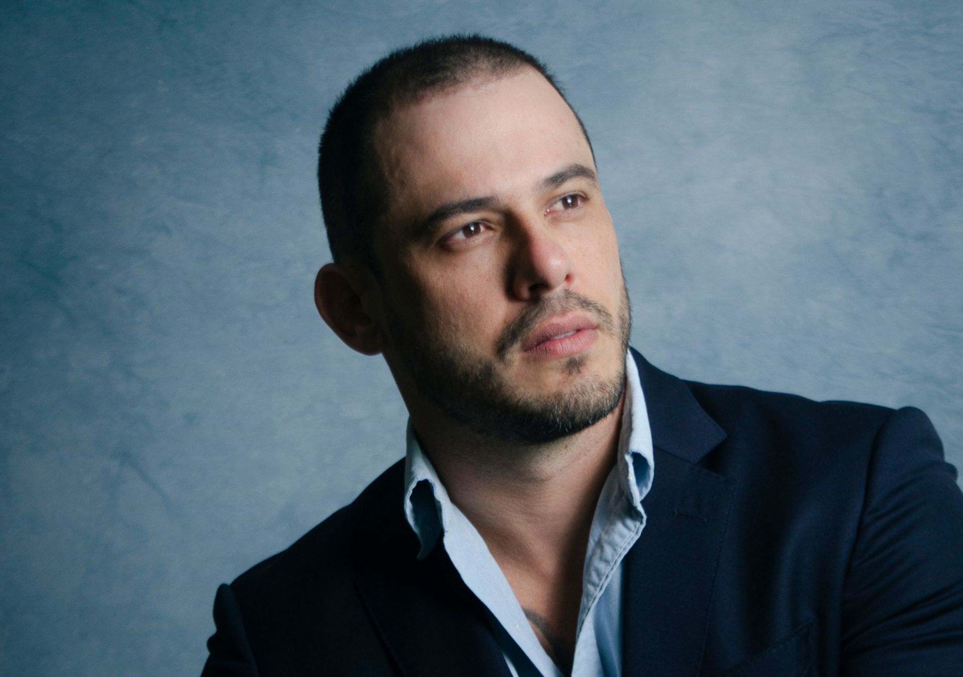 A história de Alex Sales, CEO da Alumbra, e seu projeto social que constrói casas para quem precisa