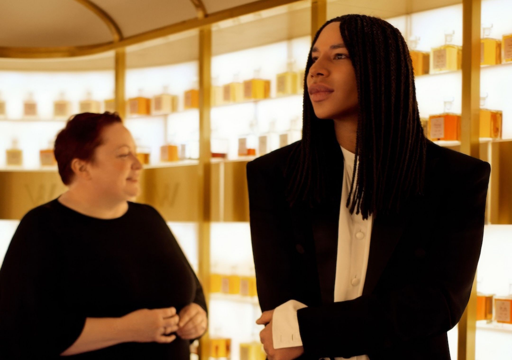 Johnnie Walker e Olivier Rousteing unem alta-costura e whisky em coleção de luxo