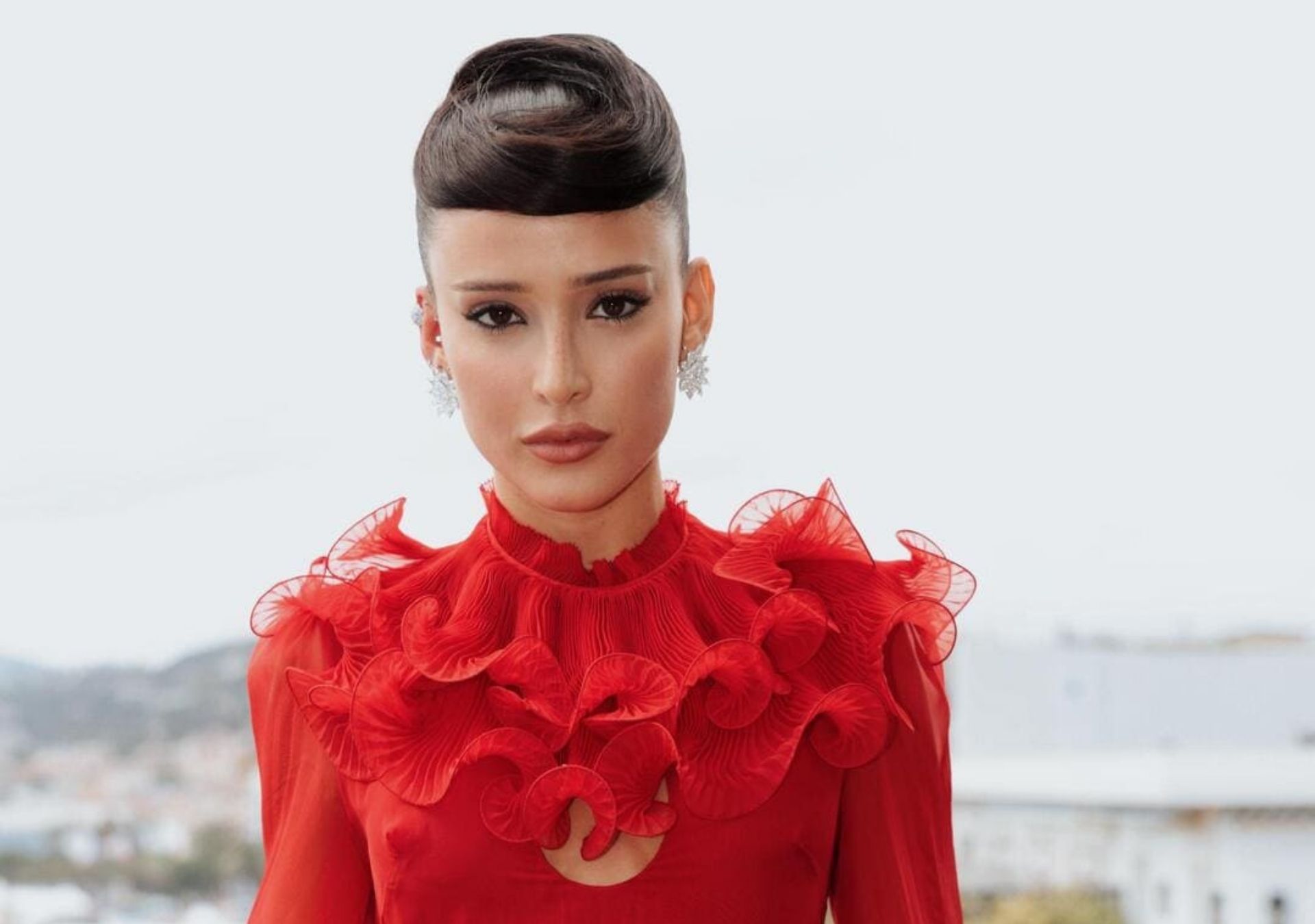 Livia Nunes brilha em Cannes com look Valentino durante première que celebra o cinema francês