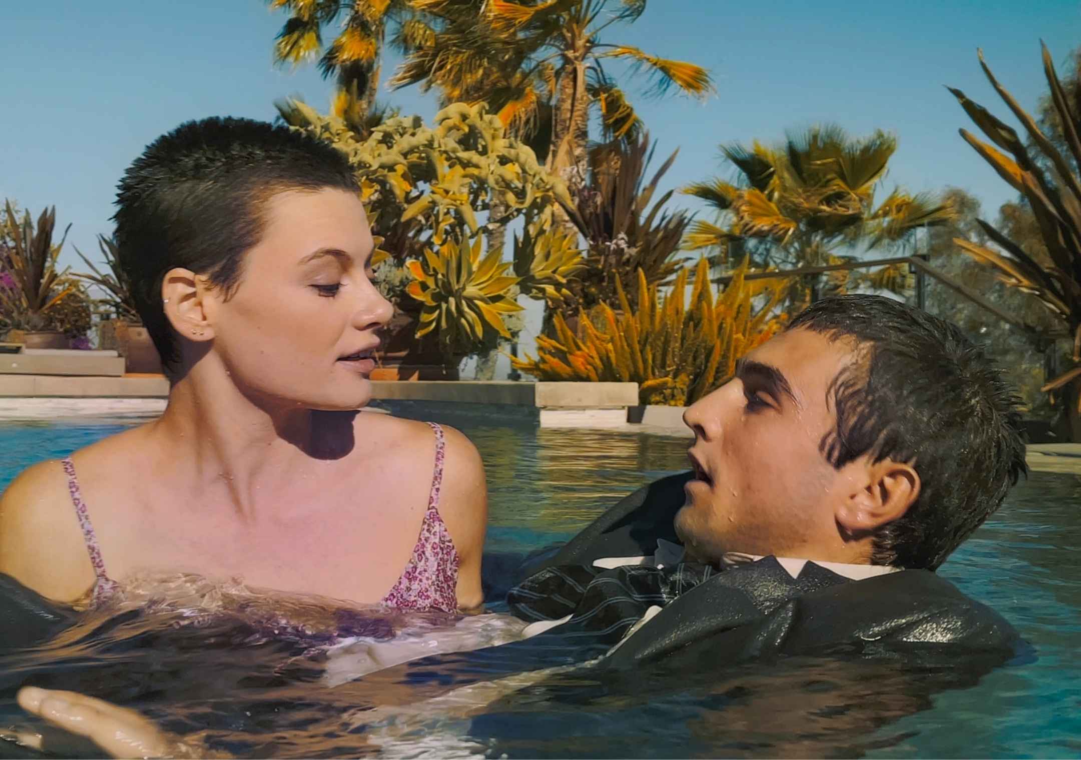 “June e John”: Luc Besson pinta com cores fortes uma história de amor fora dos padrões