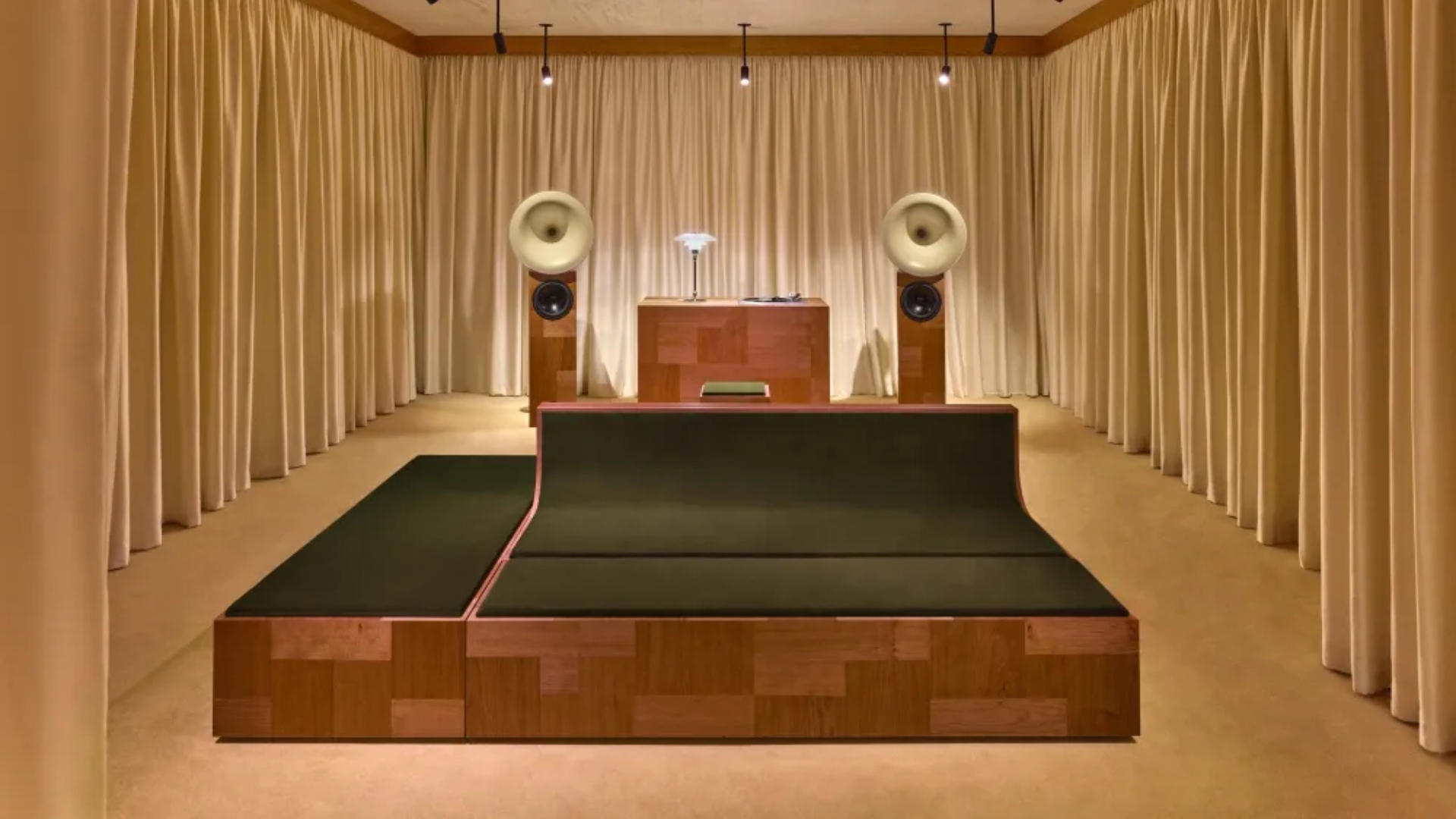 L’Atelier Sonore: Valentino apresenta experiência imersiva na boutique da Madison Avenue