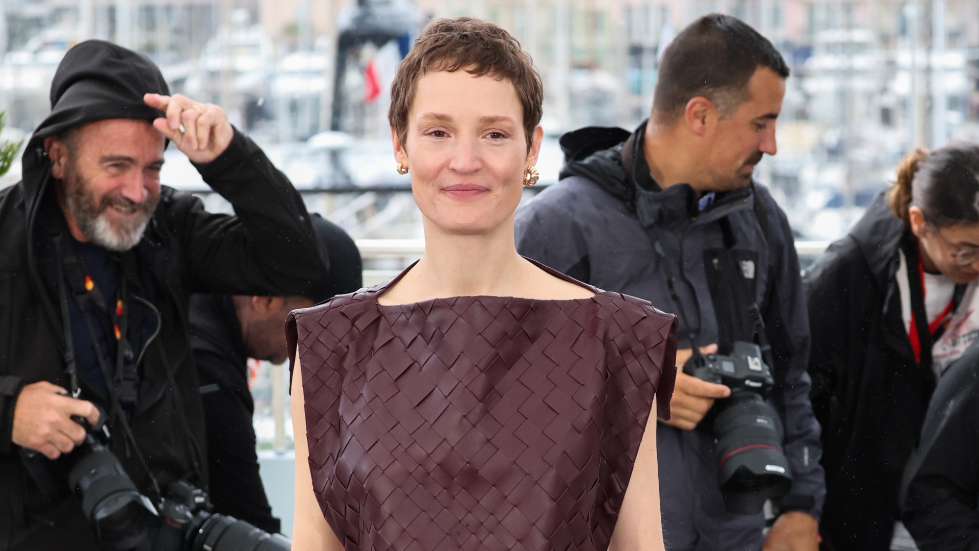 Festival de Cannes 2025: Vicky Krieps brilha no red carpet ao vestir Bottega Veneta