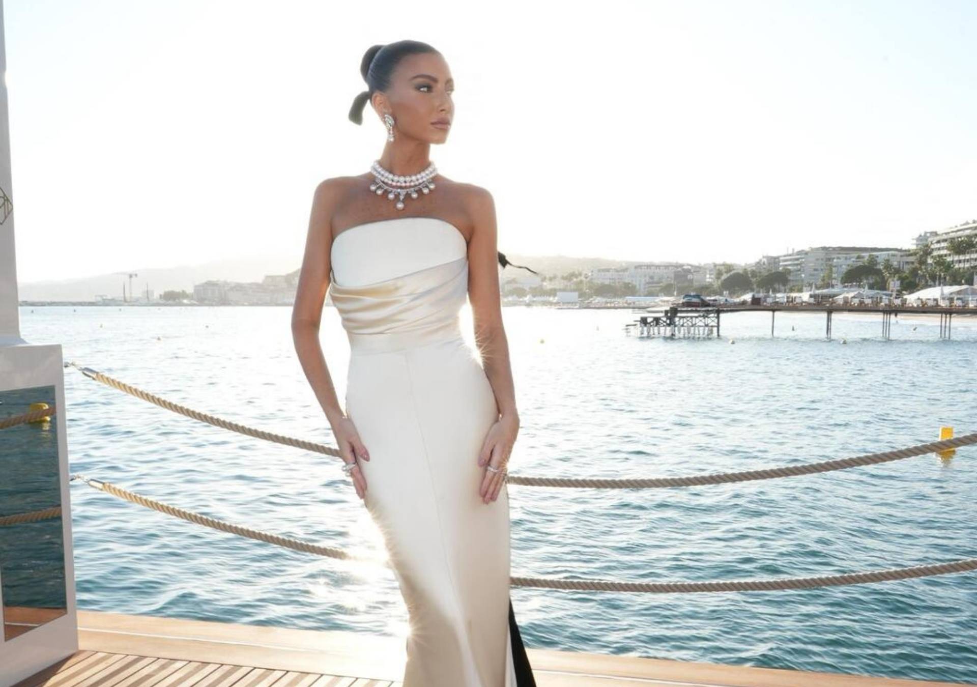 Victoria Hamuche brilha no red carpet de Cannes com joias avaliadas em mais de R$ 1 milhão