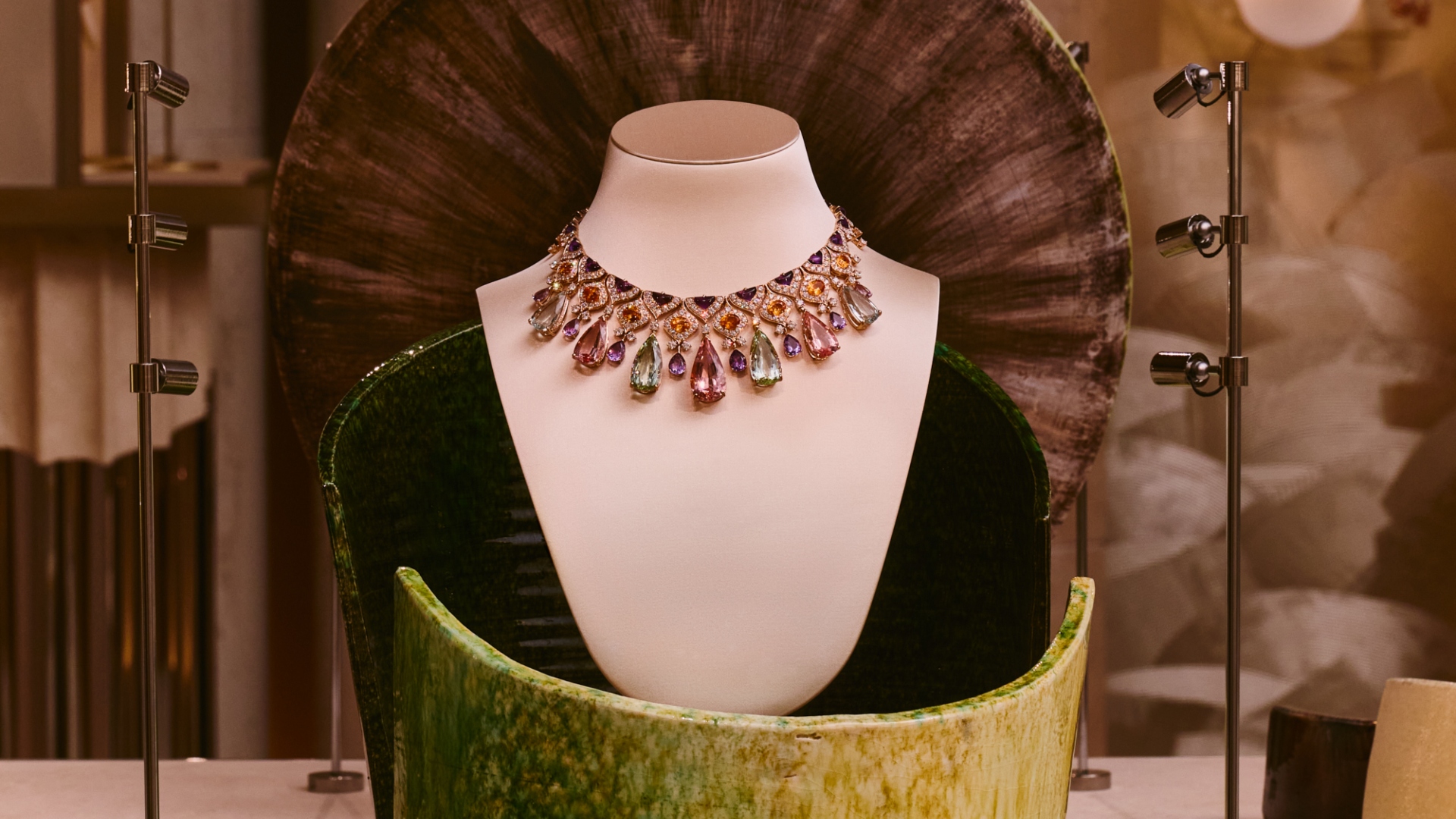 Com presenças especiais, Bvlgari apresenta coleção de luxo ‘Polychroma’