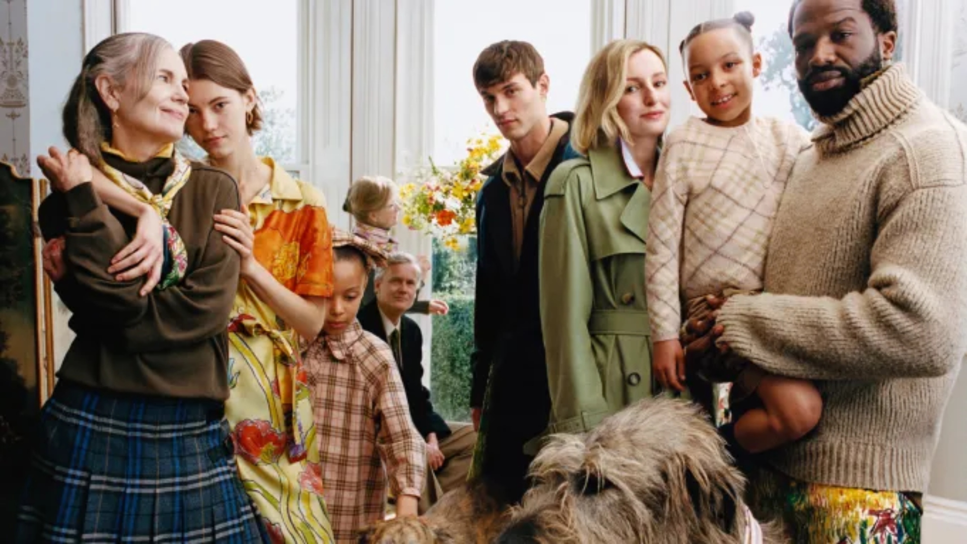 Burberry lança coleção cápsula com referências à família real britânica e artistas de ‘Downton Abbey’