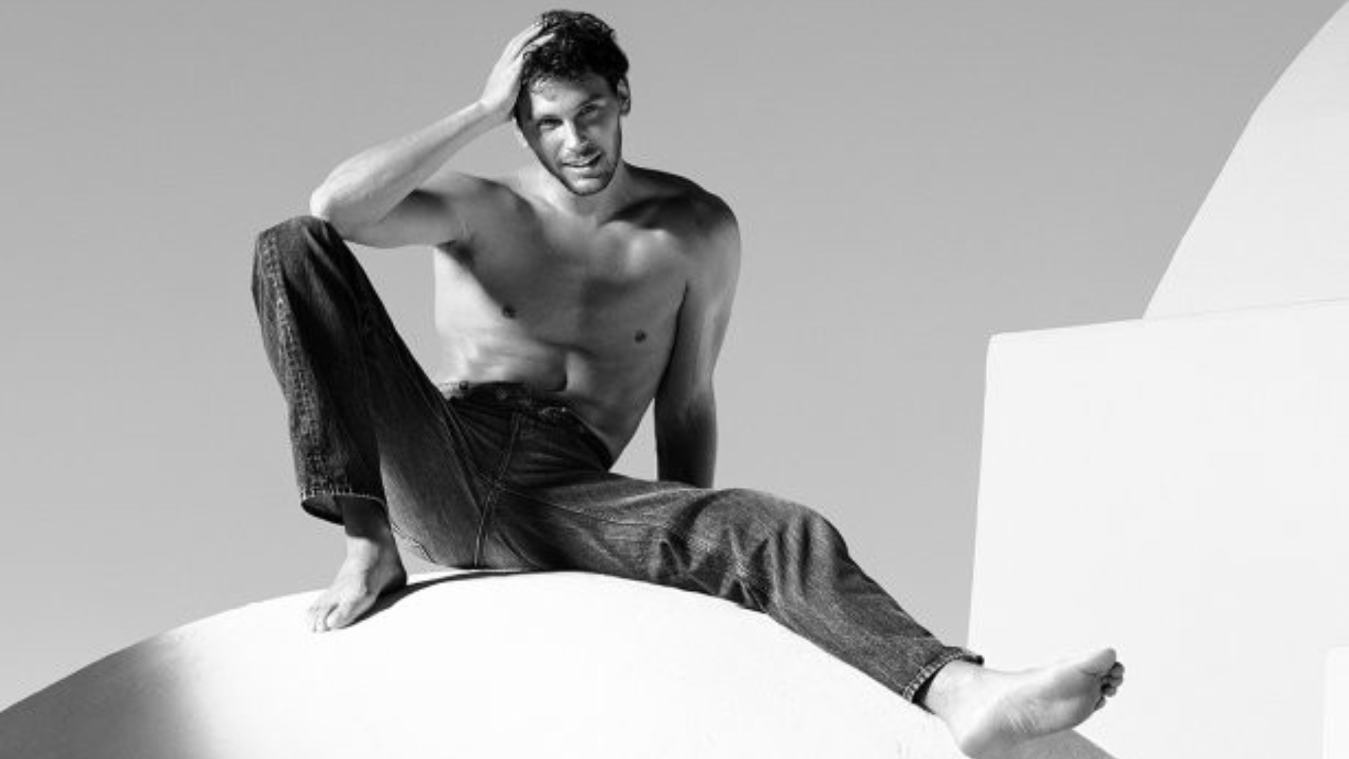 Cooper Koch estrela campanha de Calvin Klein vestindo os itens essenciais de Verão