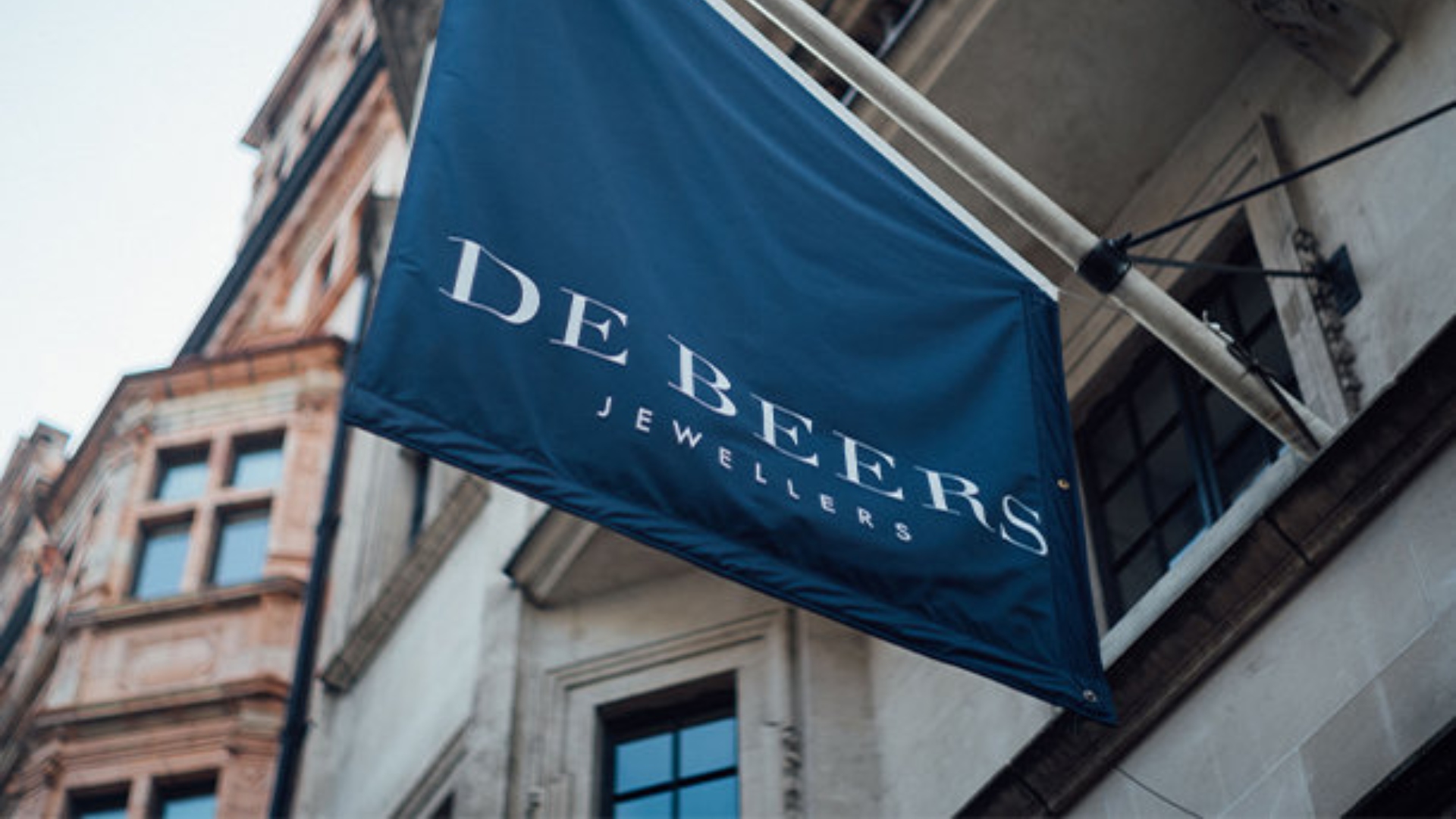 Devido à queda de demanda, De Beers encerra as operações da marca de joias Lightbox
