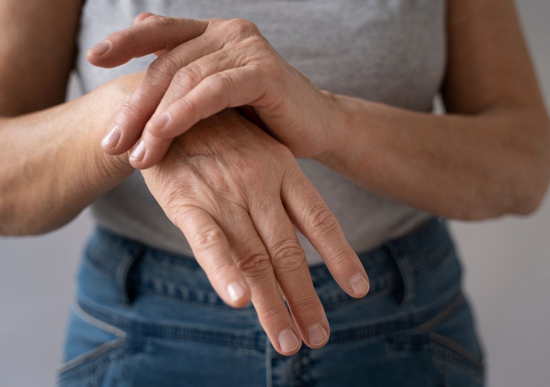Após os 50, mulheres têm o dobro de risco de fraturas ósseas: Entenda o porquê