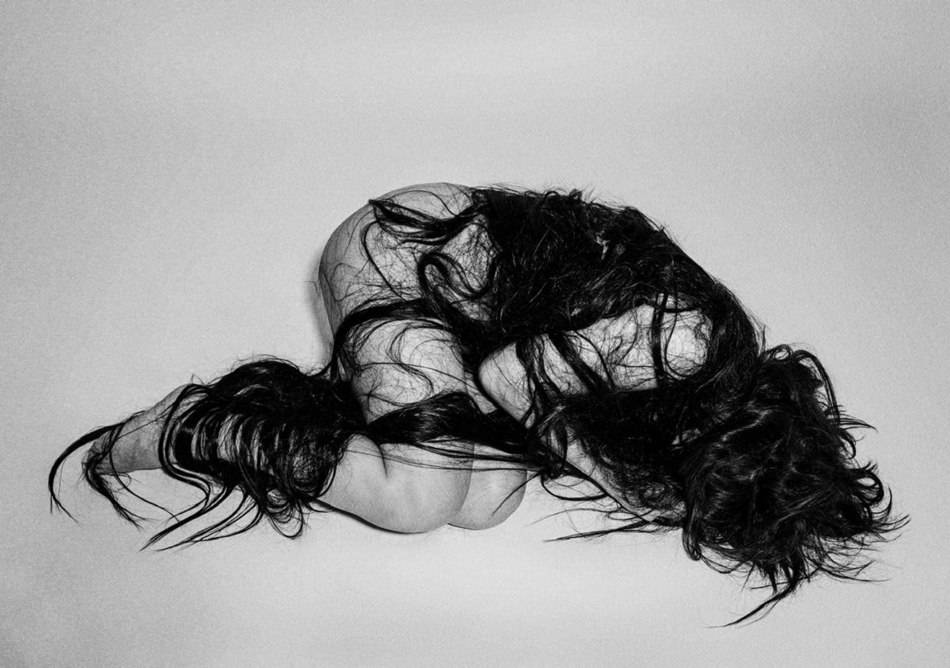 Bárbara Paz leva suas cicatrizes ao Studio OM.art com a exposição “Auto-acusação”