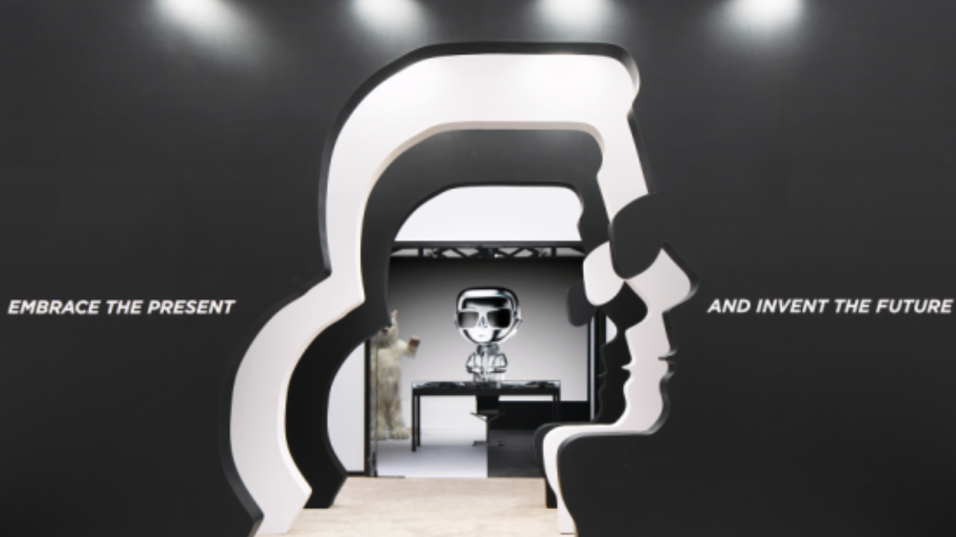 Karl Lagerfeld realiza evento pop-up em Seoul com itens do Met Gala e nova coleção