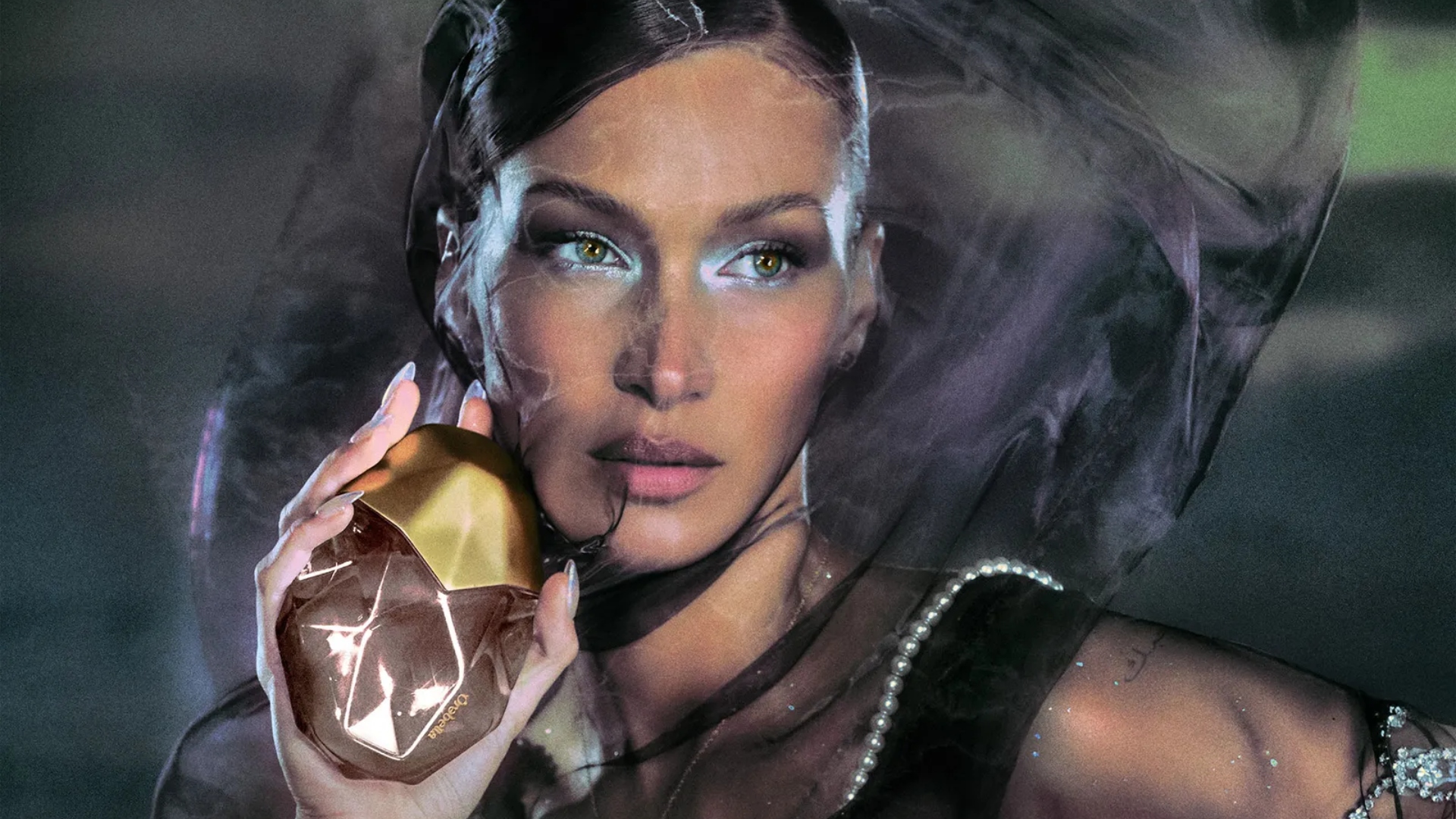 Bella Hadid estreia marca de fragrâncias Orebella no Reino Unido com experiência imersiva