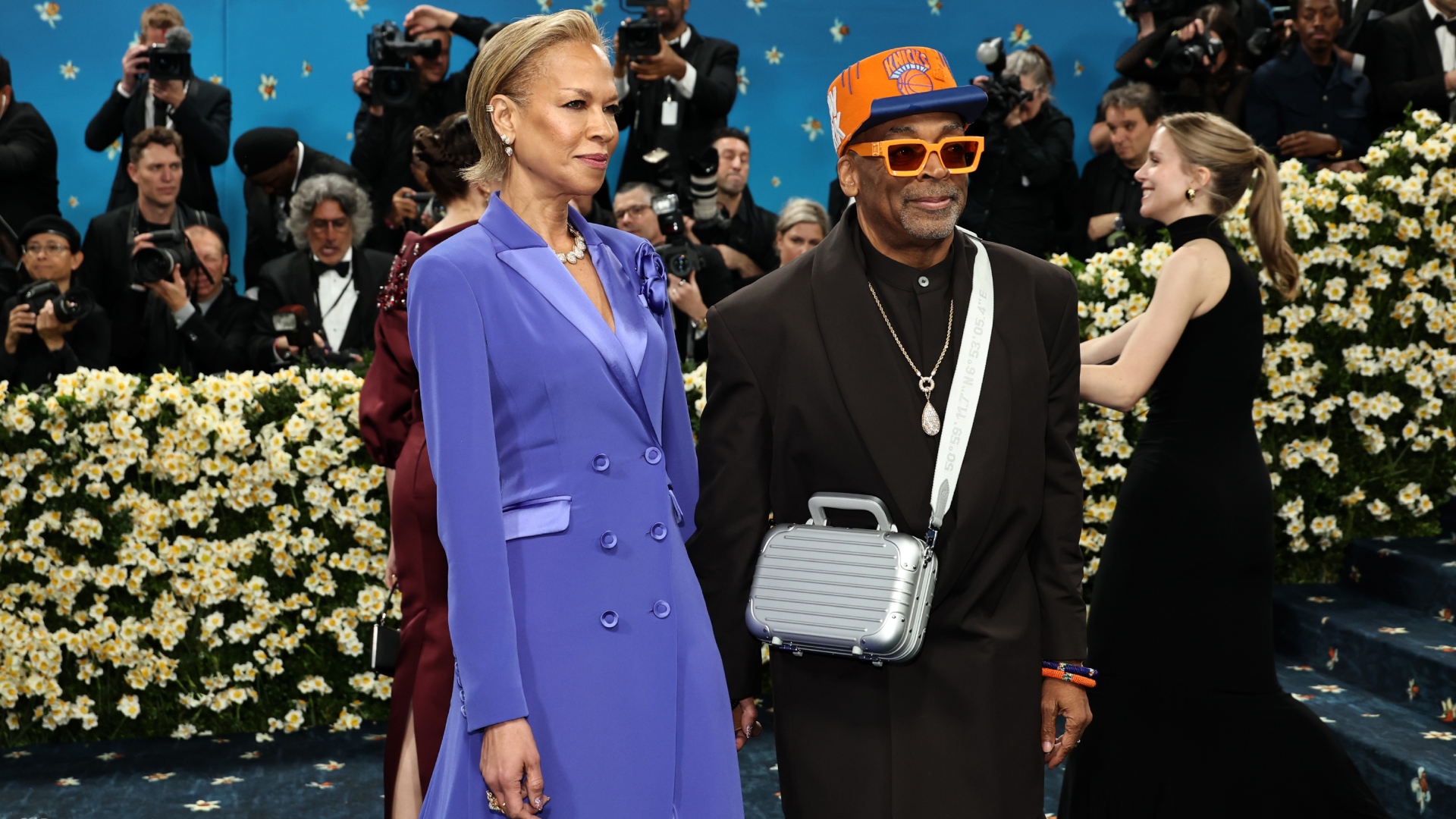 Spike Lee posa no blue carpet do Met Gala 2025 com bolsa da Rimowa