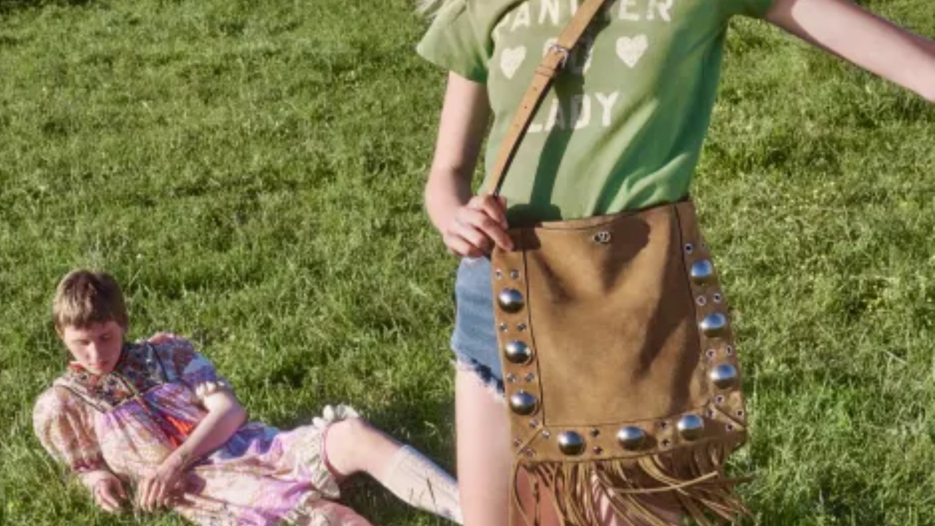 Valentino lança campanha de primavera 2025 com novas versões de bolsa memorável