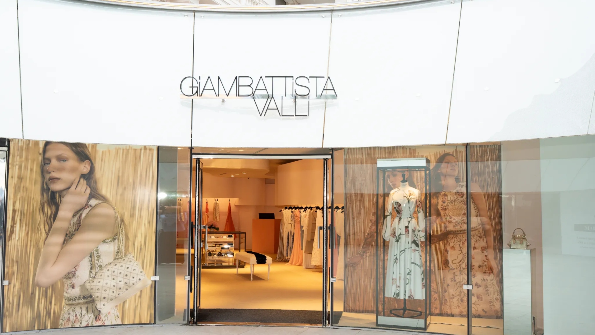 Giambattista Valli inaugura boutique de verão em Cannes em meio ao festival de cinema